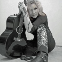 Laura Mann with guitar